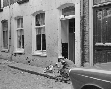 855282 Gezicht op de voorgevel van een onbewoonbaar verklaarde woning in het rijtje onbewoonbaar verklaarde woningen ...